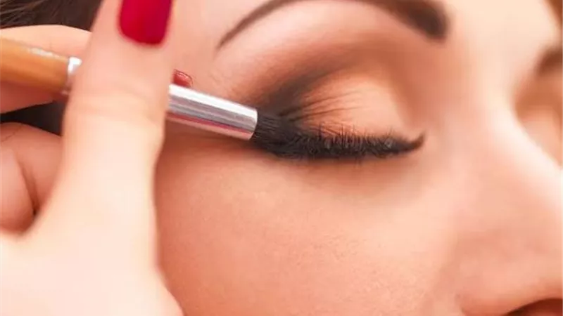 طبيب يحذر من استخدام مستحضرات التجميل ..تسبب السرطان