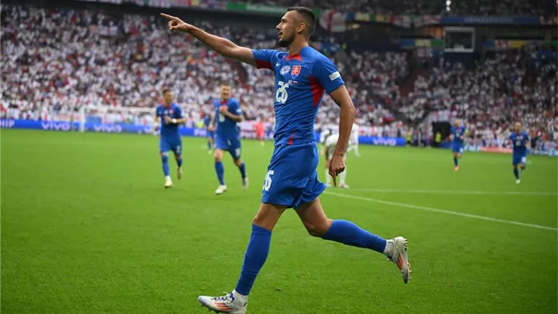 سلوفاكيا تتقدم على إنجلترا بهدف في الشوط الأول.. فيديو
