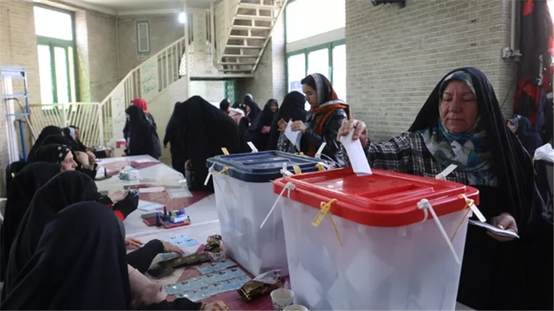 انتخابات الرئاسة الإيرانية تتجه نحو جولة إعادة بعد نسبة انخفاض تاريخية في المشاركة