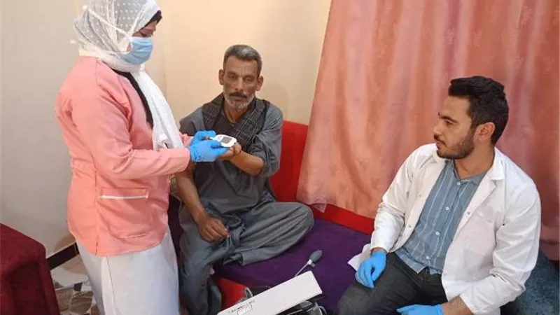 صحة قنا تقدم الخدمات الطبية للكبار وذوى الهمم بالمجان بالمنازل