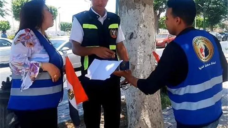 حماة الوطن بالمنيا يوزع الشيكولاته و علم مصر على أفراد الشرطة