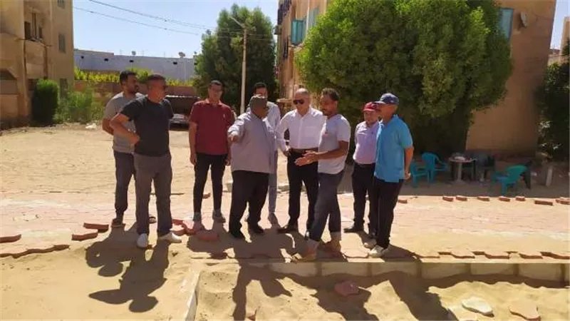رئيس مركز الداخلة يتابع أعمال تخطيط المنتزهات العامة والنظافة