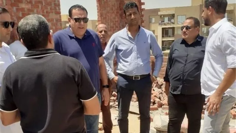 جهاز مدينة ١٥مايو يزيل دور سكنى بالتعاون مع شرطة التعمير.. صور