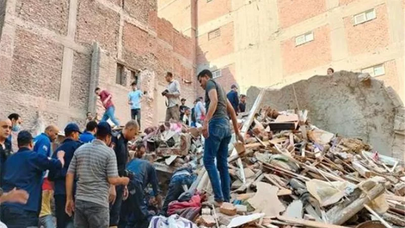 إنهيار منزل مكون من ٣ طوابق فى أسيوط