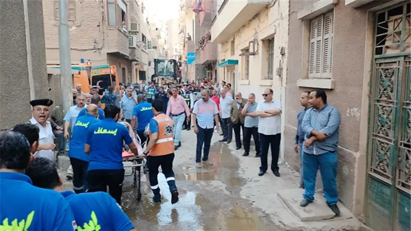 محافظ أسيوط يتفقد موقع منزل منهار ويتابع جهود البحث عن مفقودين