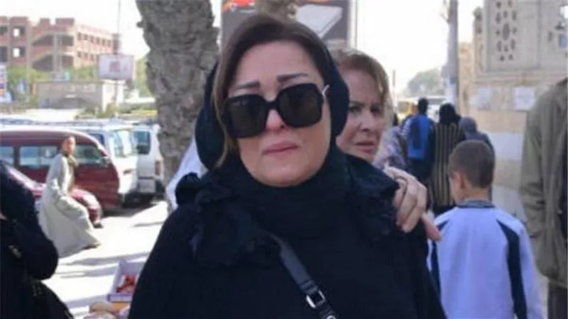 نهال عنبر: أبويا التانى مات .. أرجو الدعاء له