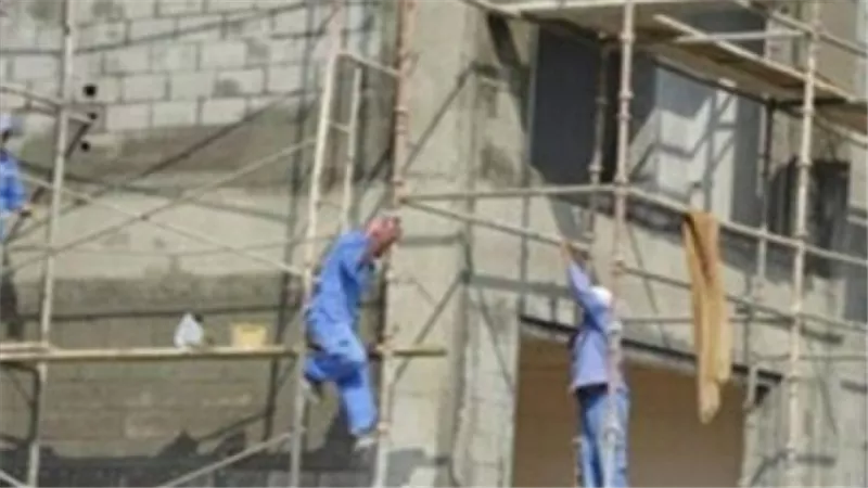 سقوط عامل من أعلى سقالة في المهندسين