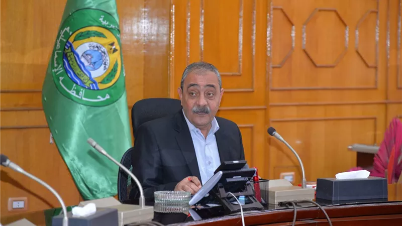 محافظ الإسماعيلية يستعرض نقل المرافق المتعارضةمع إنشاءات الطرق