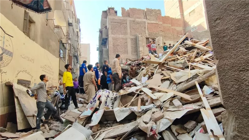 شهود عيان العقار المنكوب بأسيوط: المنزل كان مائلا وآيلا للسقوط