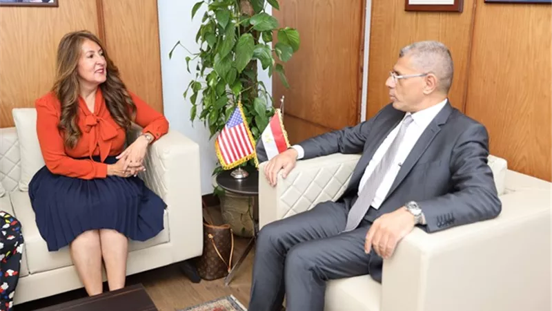 أسباب زيارة سفيرة الولايات المتحدة الأمريكية لوكالة الفضاء.. صور