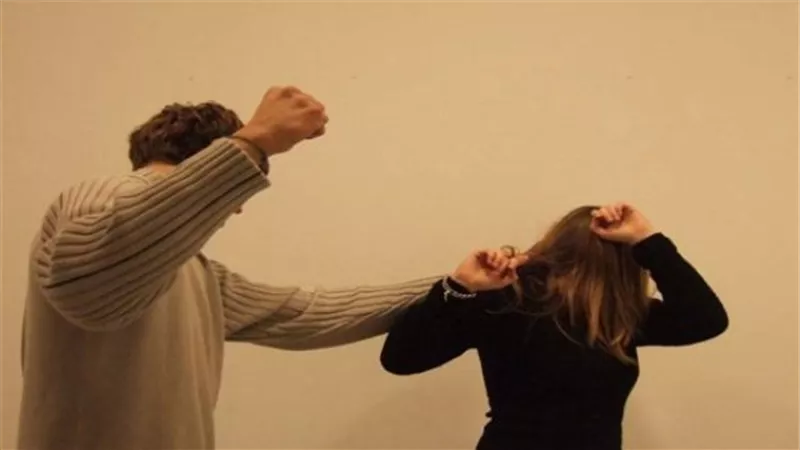 بسبب أولوية المرور.. شخص يضرب سيدة فى الشروق