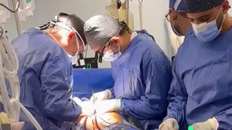 انقاذ حياة مريض بإستبدال الشريان الاورطي في مستشفيات جامعة القناة