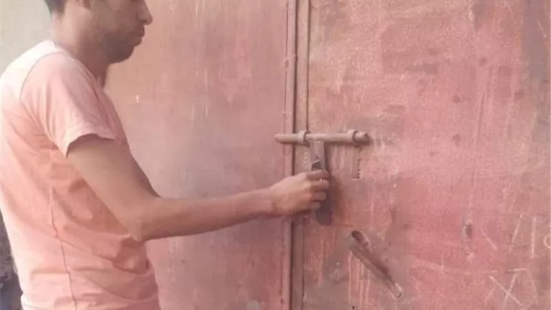 رئيس مدينه مطاي يتابع مواعيد فتح وغلق المحال والورش