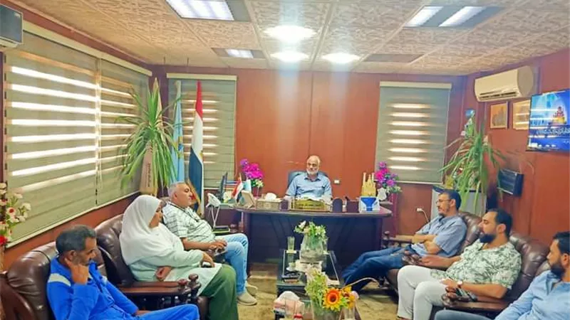 رئيس مدينة سيوة يناقش مشروع تطوير ميدان السوق مع جهاز التنسيق الحضارى