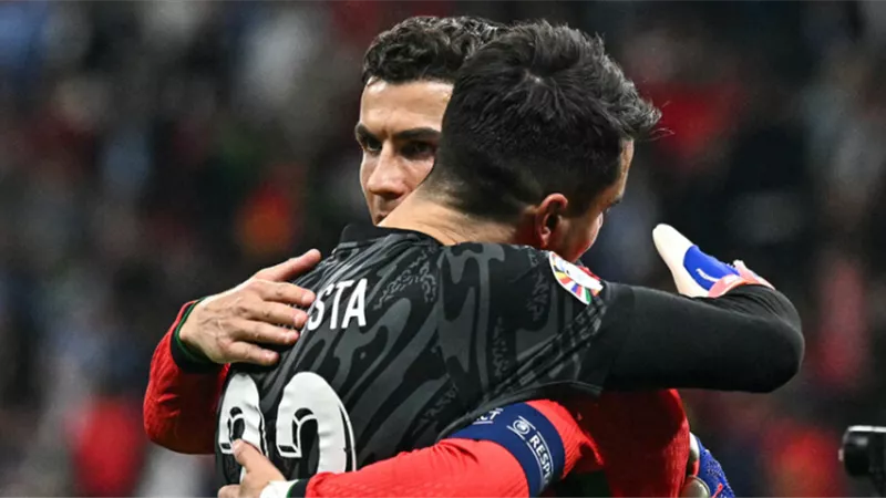 بعد تصديه لثلاث ركلات جزاء .. حارس البرتغال يفوز بجائزة أفضل لاعب