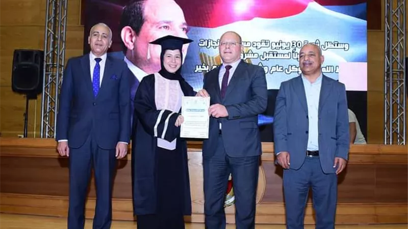 النعماني يكرم طلاب الدفعة ٤٥ بقسم الإعلام بكلية الآداب