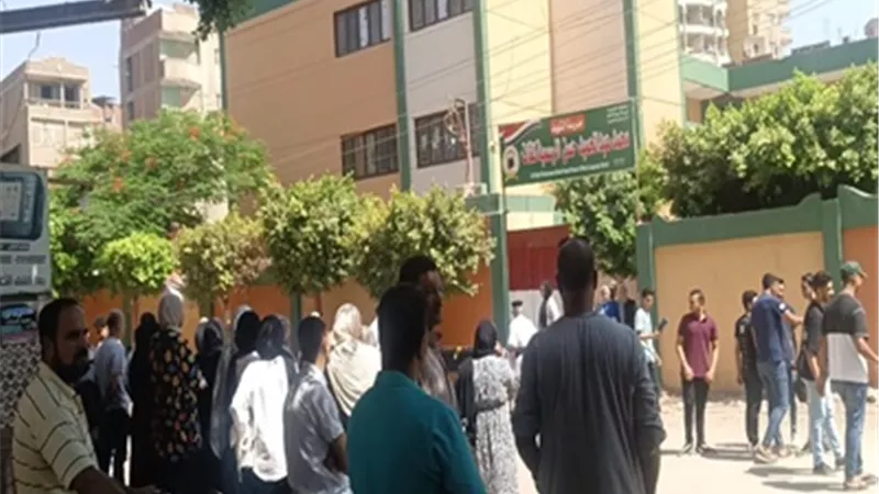 طلاب الثانوية العامة بالقليوبية يصفون الإنجليزي بالسهل الممتنع