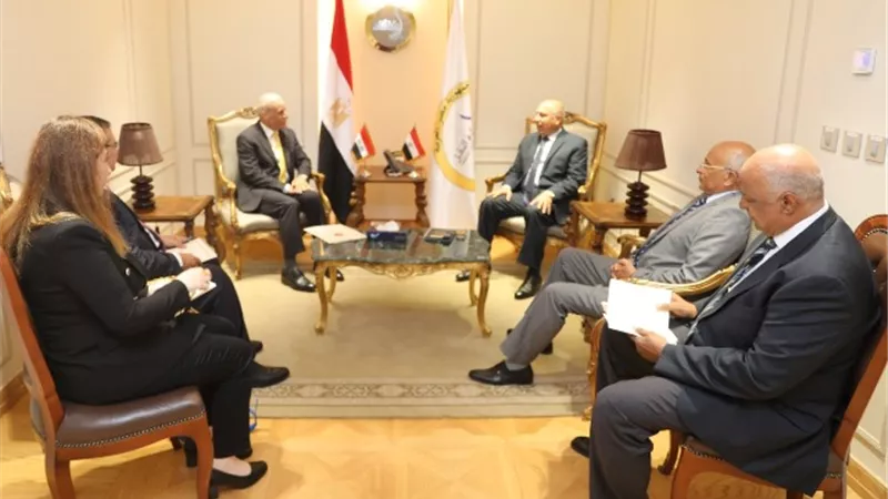 وزيرالنقل يبحث مع السفير العراقى تنفيذ مشروعات بالبنية التحتية