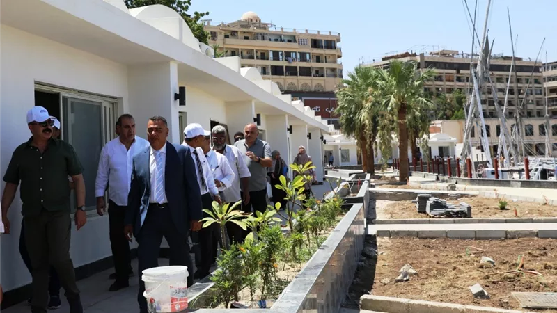 محافظ أسوان يتفقد أعمال التطوير الجارية بأحد المنشآت الفندقية