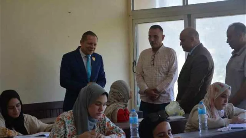 رئيس جامعة دمياط يتفقد إمتحانات الدراسات العليا بالتربية النوعية