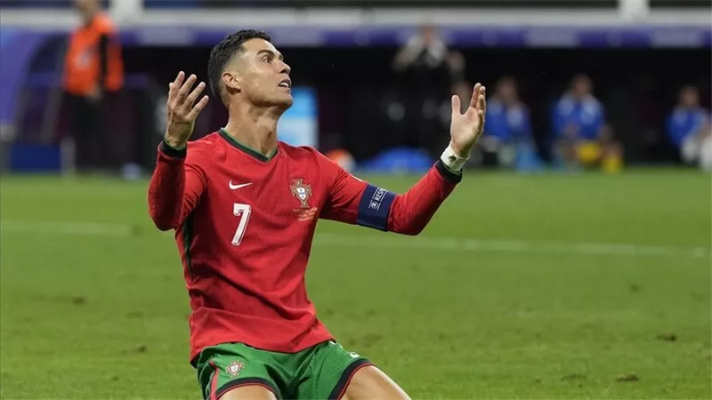 شاهد بالفيديو.. رد فعل والدة رونالدو على بكاء 