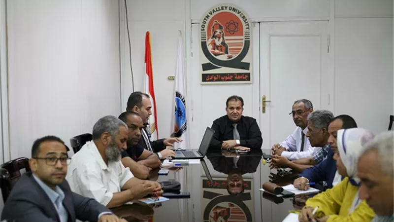 رئيس جامعة جنوب الوادى يبحث خطوات عمل المدرسة الرقمية للأطفال