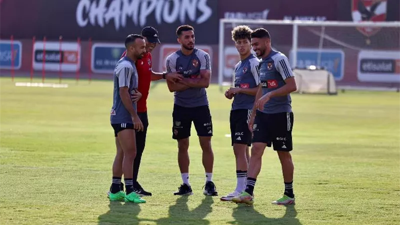 لاعبو الأهلي يخوضون تدريبات استشفائية فى غياب كهربا