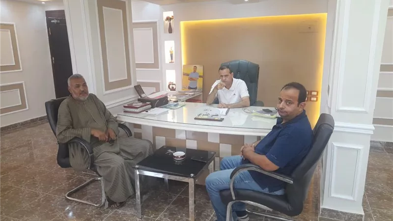رئيس الأقصر يوجه رؤساء الأحياء بتكثيف الجهود لخدمة المواطنين