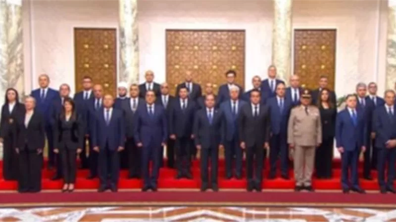 السيسي يتوسط صورة تذكارية مع الحكومة الجديدة عقب أداء اليمين الدستورية