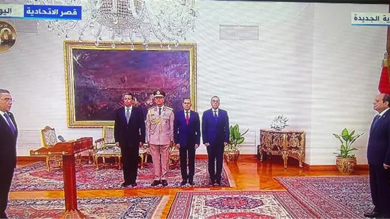 اللواء عمرو حنفي يؤدي اليمين الدستورية محافظاً للبحر الأحمر