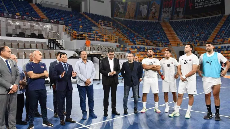 وزير الشباب والرياضة يزور تدريبات منتخب مصر لكرة اليد .. صور