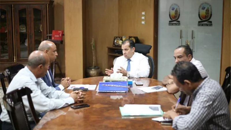 رئيس جامعة جنوب الوادي يعقد اجتماعا لمتابعة المشروعات التطويرية