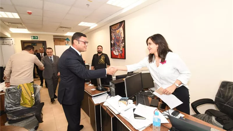 وزير الإسكان يتفقد مكاتب القطاعات المختلفة بمقر الوزارة .. صور