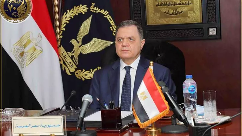 وزير الداخلية يهنئ وزير الدفاع ورئيس الأركان بمناسبة العام الهجري الجديد