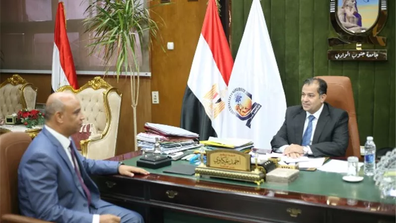 رئيس جامعة جنوب الوادي يناقش الخطط التطويرية بكلية التربية الرياض