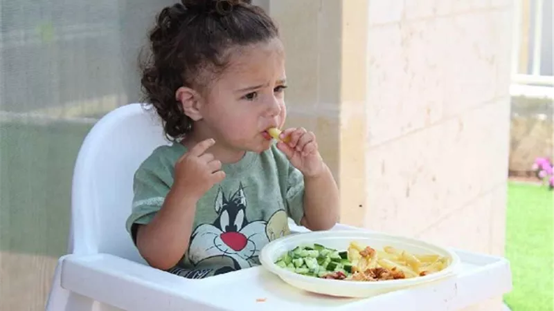دراسة جديدة .. السماح للرضع بإطعام أنفسهم .. أفضل لنموهم