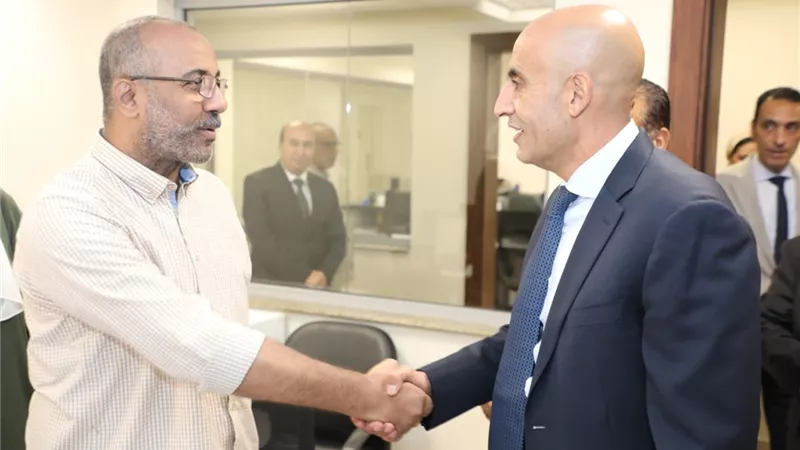 في أول يوم عمل.. وزير التعليم يتفقد الإدارات بديوان الوزارة