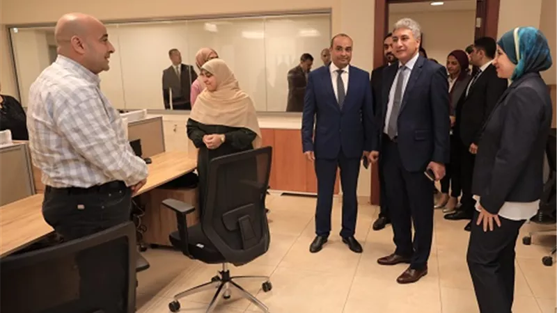وزير السياحة يستهل ثاني أيام عمله بجولة للتعرف على الموظفين