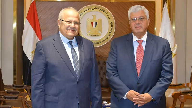 د. الخشت يهنئ د. عاشور بتجديد ثقة القيادة السياسية وتوليه وزارة التعليم العالي