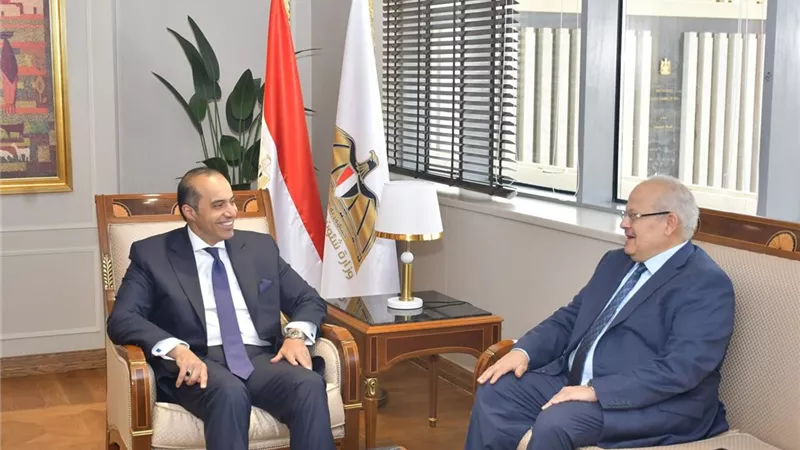 د. الخشت يهنئ المستشار محمود فوزي لتوليه مهام وزارة الشؤون النيابية والقانونية