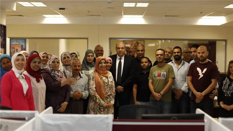 وزير الطيران المدني يلتقي بالعاملين ويتابع سير العمل