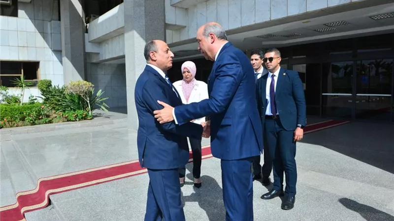 الفريق محمد عباس يستقبل الطيار سامح الحفنى وزير الطيران المدنى
