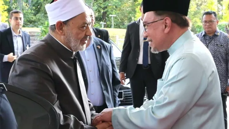 رئيس وزراء ماليزيا لشيخ الأزهر: نسترشد بمواقف فضيلتكم المستنيرة