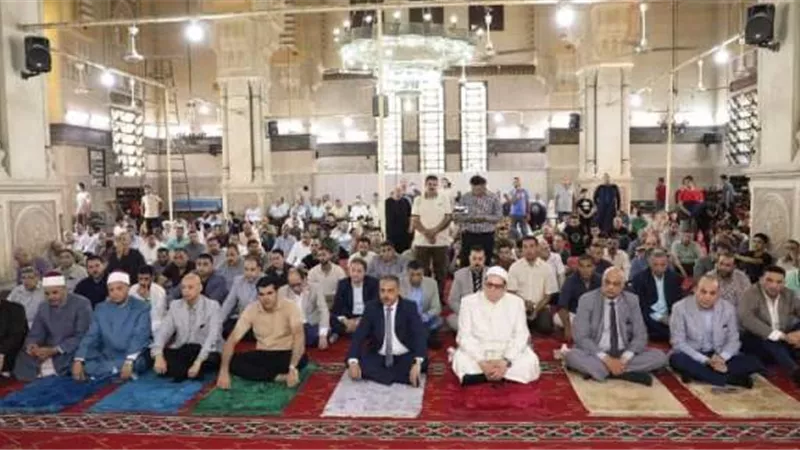 محافظ الشرقية يؤدي صلاة الجمعة بمسجد الفتح في الزقازيق ..صور