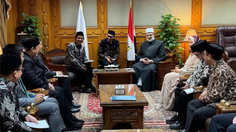 مستشار شيخ الأزهر للوافدين ووكيل الأزهر يستقبلان وفد إندونيسيا