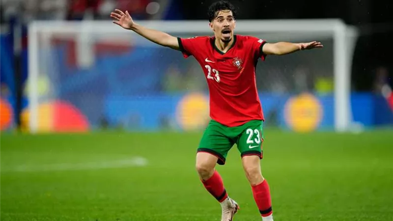 شاهد .. لاعب البرتغال يشهر البطاقة الصفراء فى وجه الحكم