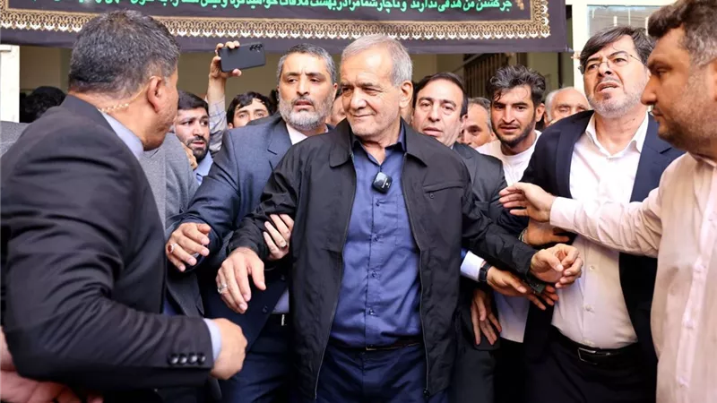 مسعود بزشكيان يتقدم في الجولة الثانية من انتخابات الرئاسة بايران