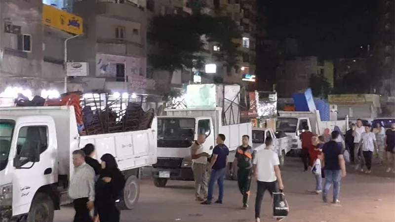 حي بولاق الدكرور يشن حمله مسائيه لرفع الاشغالات من شوارع الحي