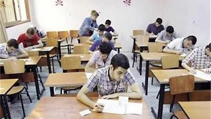 طلاب الصف الاول الثانوى يؤدون اليوم امتحان الدور الثانى فى الجغرافيا