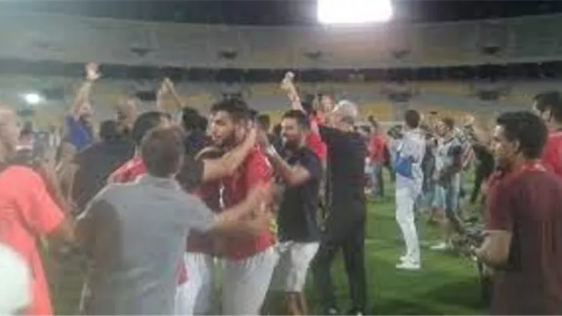 لاسارتى وجهازه الفنى يحتفلون مع جماهير الأهلى بدرع الدورى.. فيديو